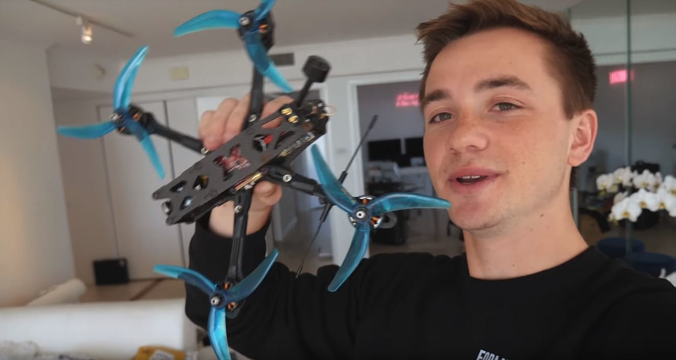 Pilot dronu pořídil naprosto úchvatné záběry driftujících aut (YouTube/Johnny FPV)