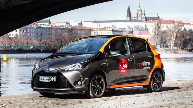 Anytime carsharing nabízí v Praze prvních 100 hybridních Toyot Yaris (Facebook/@anytimecz)