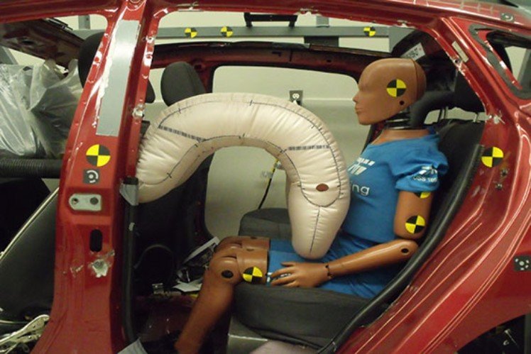 Vývojem airbagů pro zadní cestující se dlouhodobě zabývá třeba společnost ZF