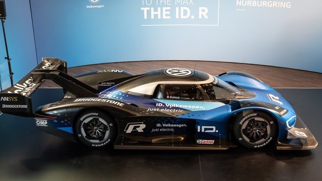 Elektrický závodní prototyp Volkswagen I.D. R je připraven na rekordní kolo na náročném okruhu Nürburgring