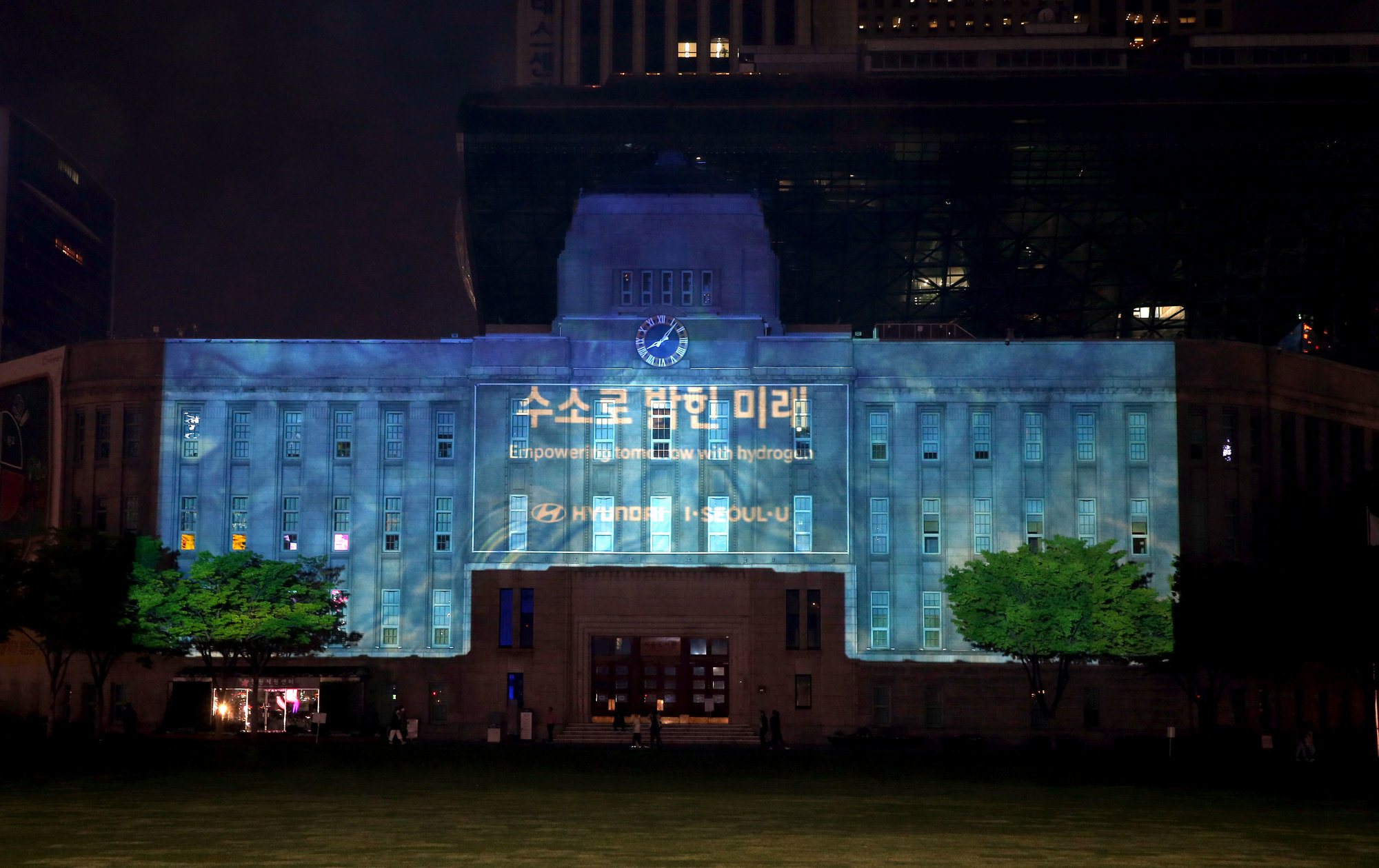 Projekce, která byla při oslavách Dne Země 2019 promítána na metropolitní knihovnu v Soulu, byla napájena pěti vodíkovými elektromobily Hyundai NEXO.