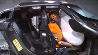 Christian Von Koenigsegg ukázal, jak probíhají crashtesty automobilů Koenigsegg (YouTube/APEX ONE)