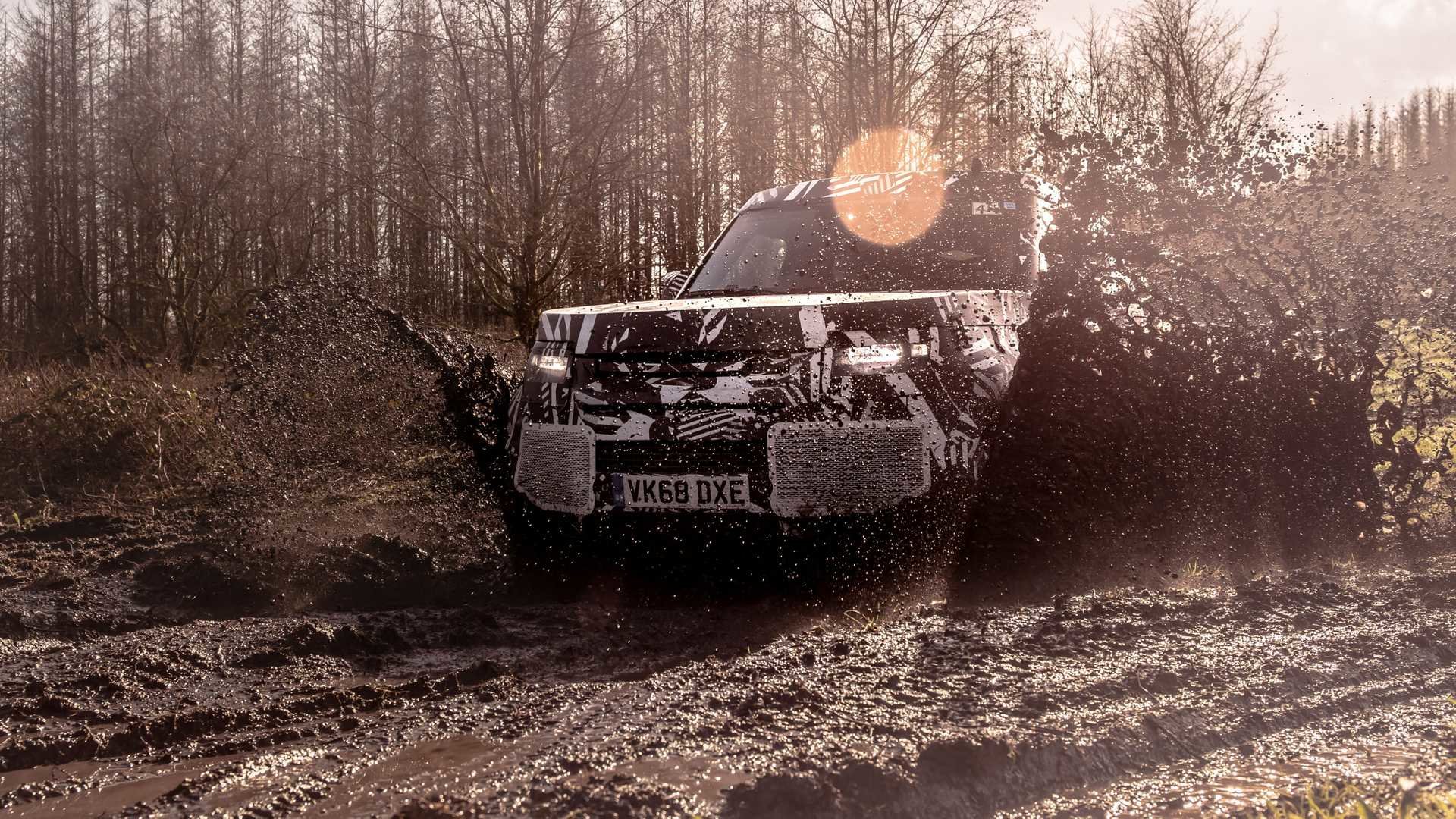 Automobilka Land Rover se rozhodla oslavit „World Land Rover Day" zveřejněním fotek z testování nového Defenderu