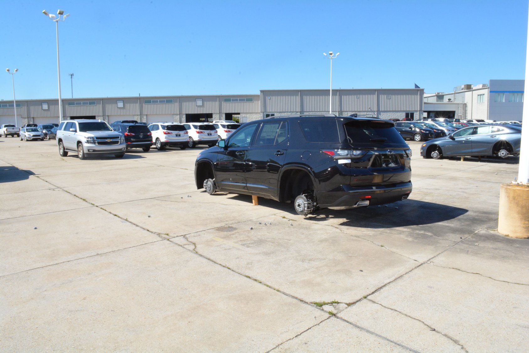 Zloději ukradli z dealerství Chevroletu 124 kol a způsobili škodu přes 2.7 milionu korun (Facebook/Slidell Police Department)