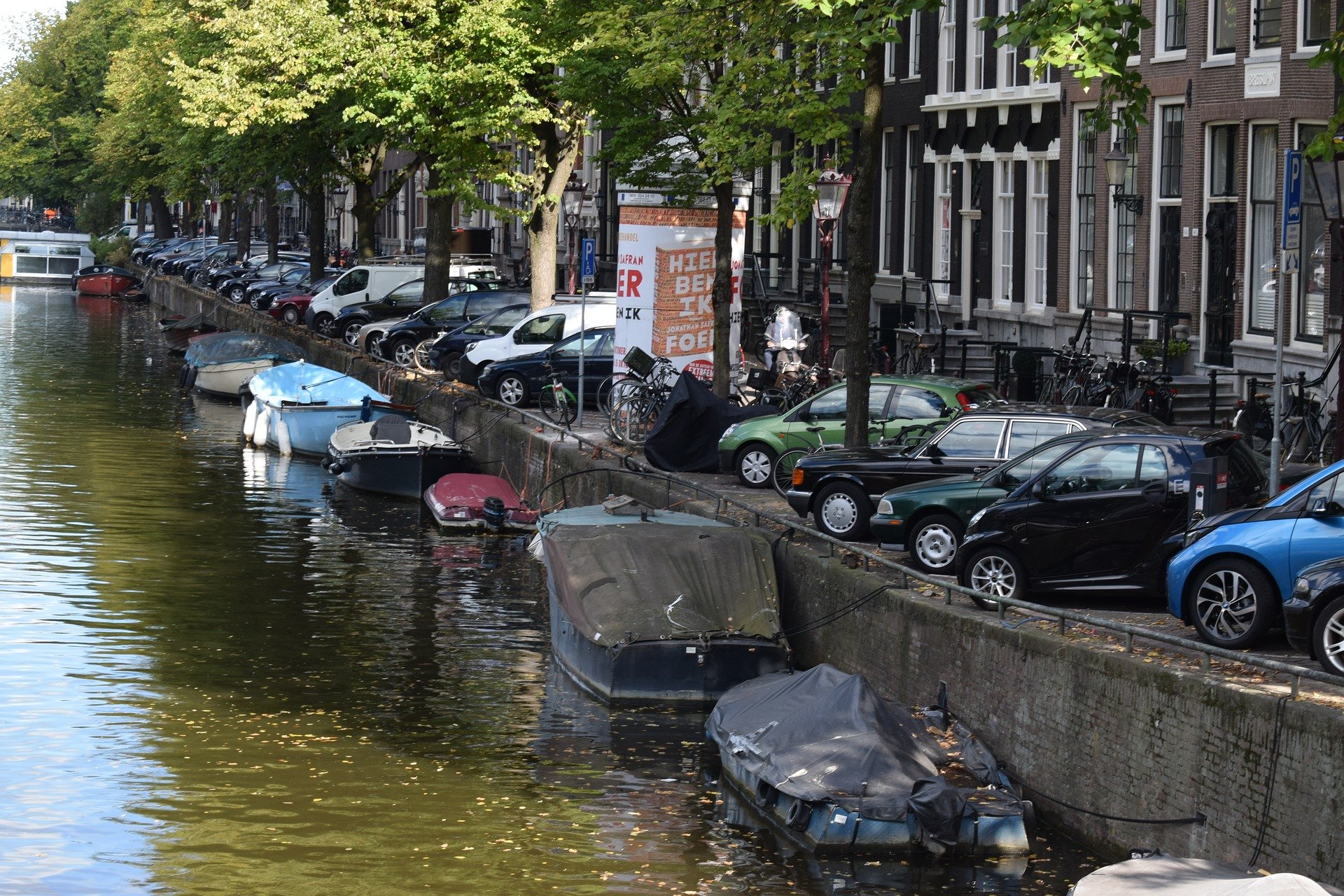Amsterdam se chystá zakázat vjezd benzínovým i naftovým automobilům a motorkám