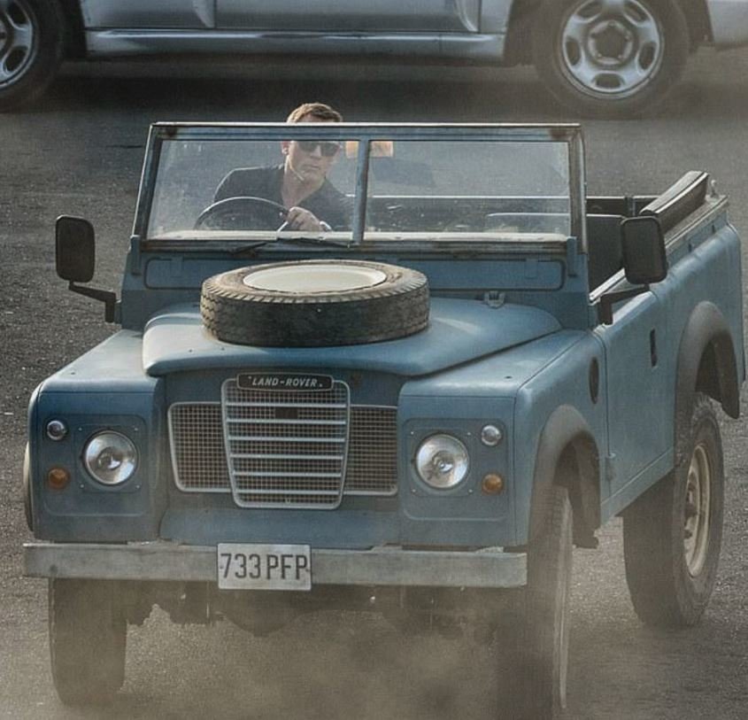 Daniel Craig usedne v nové bondovce mimo jiné i za volant Land Roveru