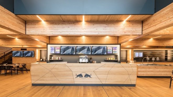 Red Bull se pochlubil novou dřevěnou Energy Station