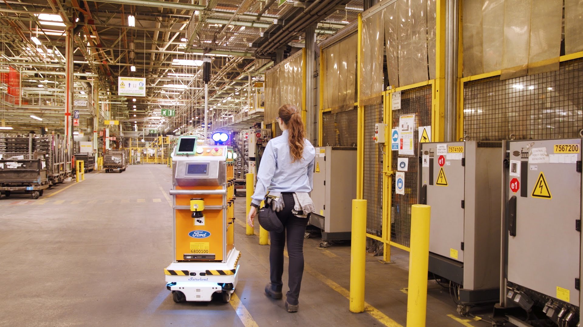 V jedné z továren Fordu rozváží materiál na místo určení robot, vybavený autonomním řízením