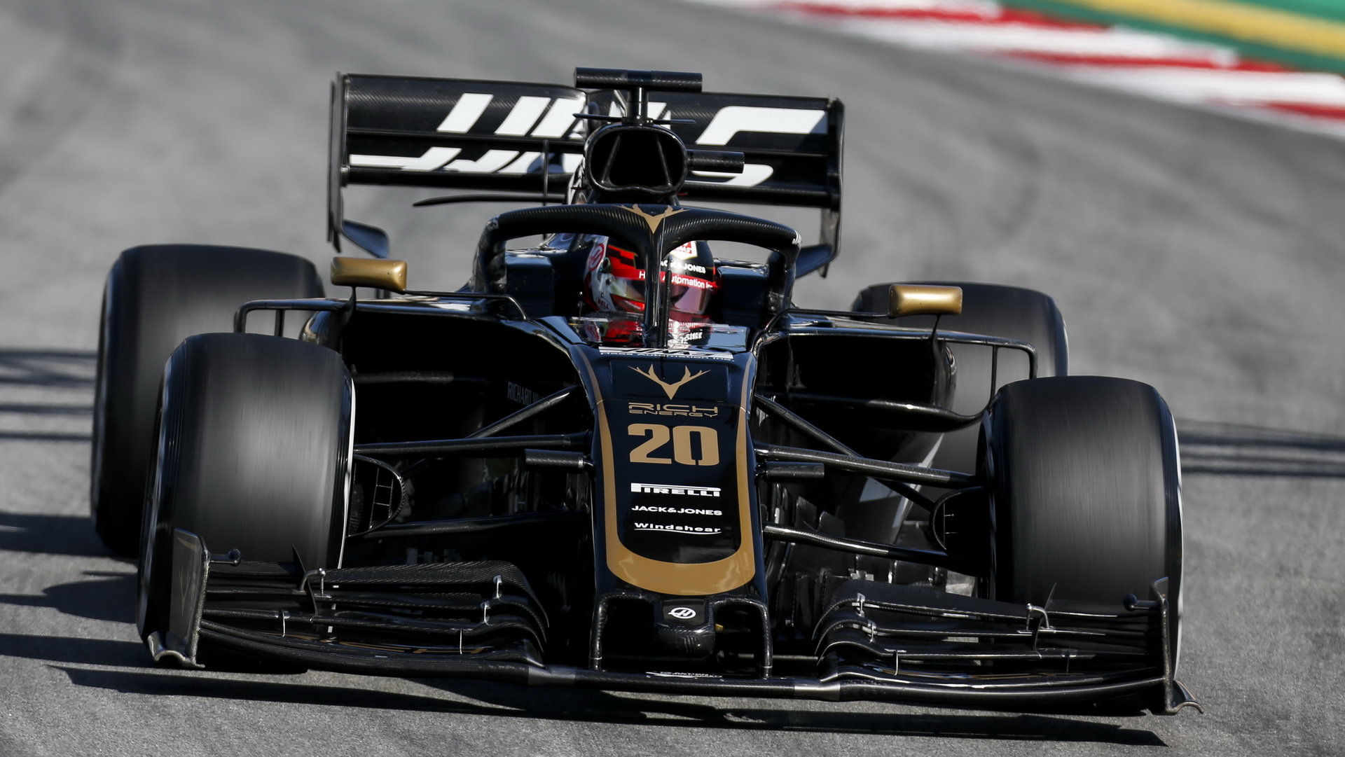 Kevin Magnussen v rámci sezónních testů v Barceloně