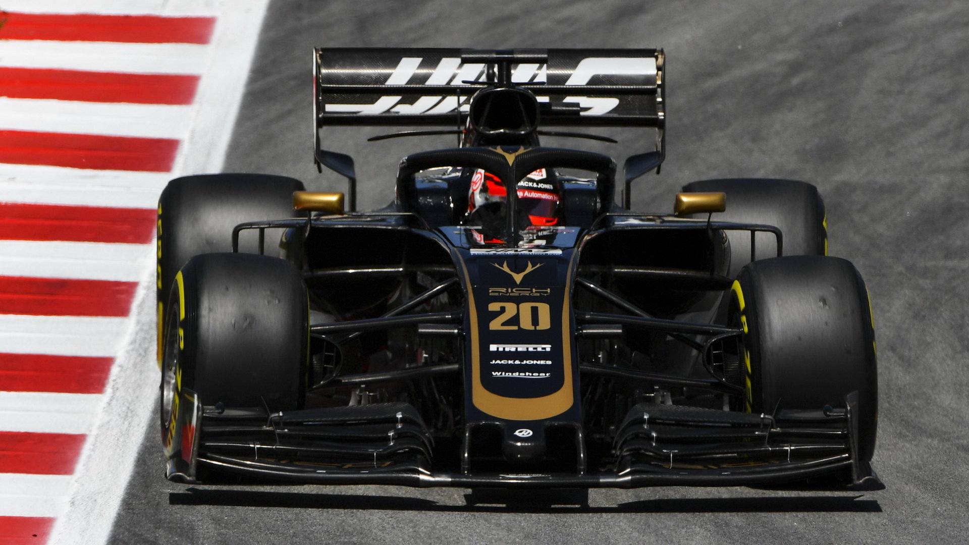 Kevin Magnussen v rámci sezónních testů v Barceloně