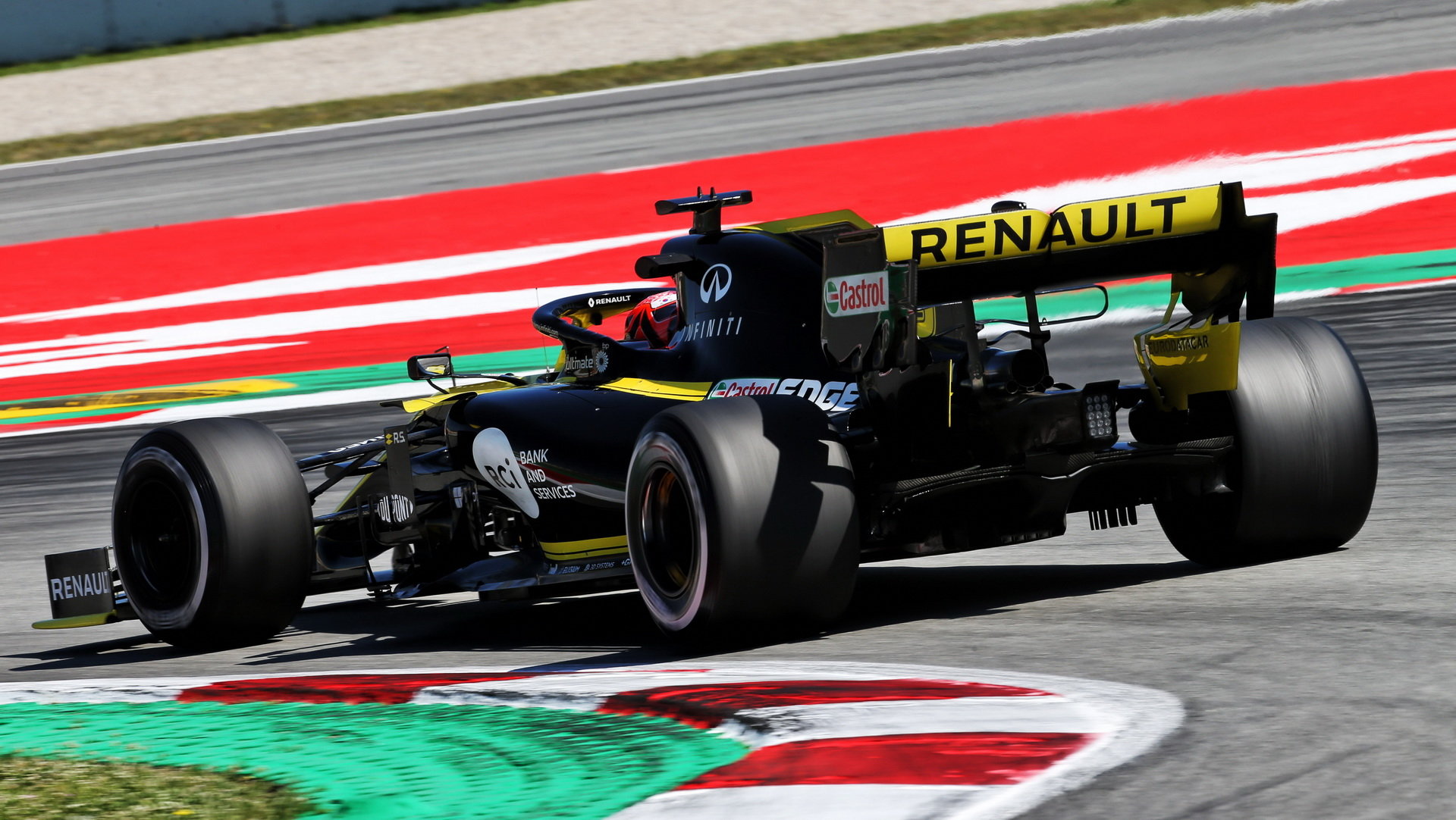 Renault během sezónních testů v Barceloně