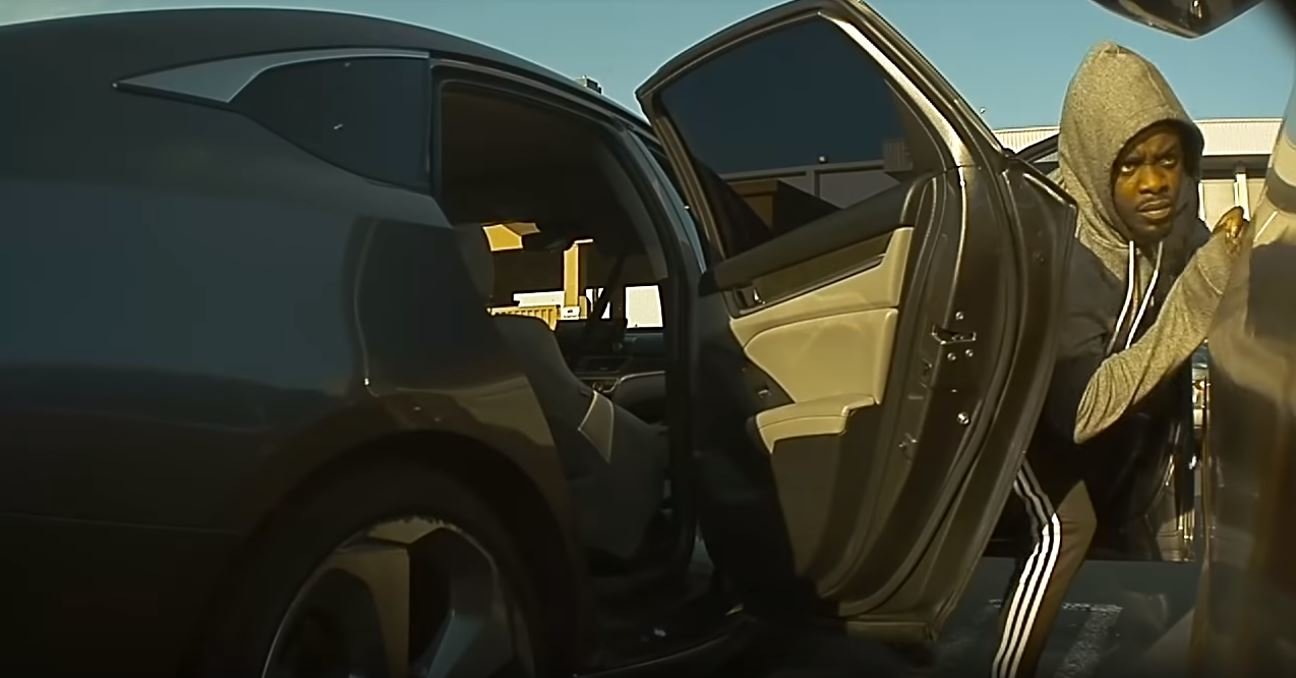 Tesla zachytila zloděje během vykrádání Modelu 3 (YouTube/Greg Shendel)