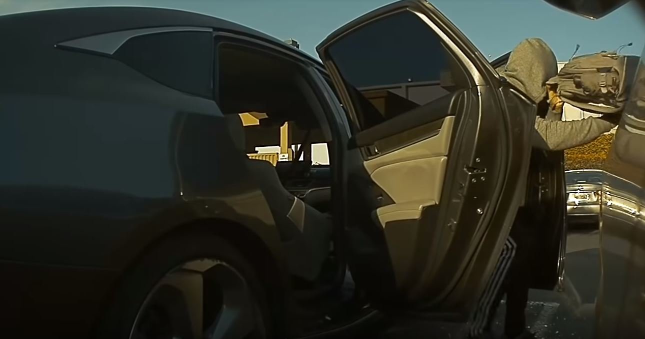 Tesla zachytila zloděje během vykrádání Modelu 3 (YouTube/Greg Shendel)