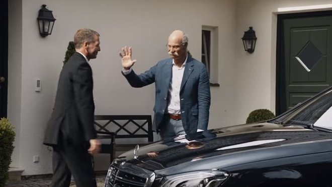 BMW poděkovalo bývalému šéfovi Mercedes-Benz za inspirující konkurenci a pak si lehce rýplo