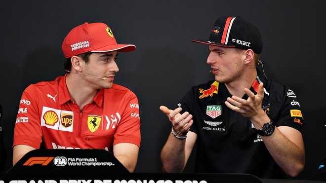 Charles Leclerc a Max Verstappen na tiskovce v Monaku