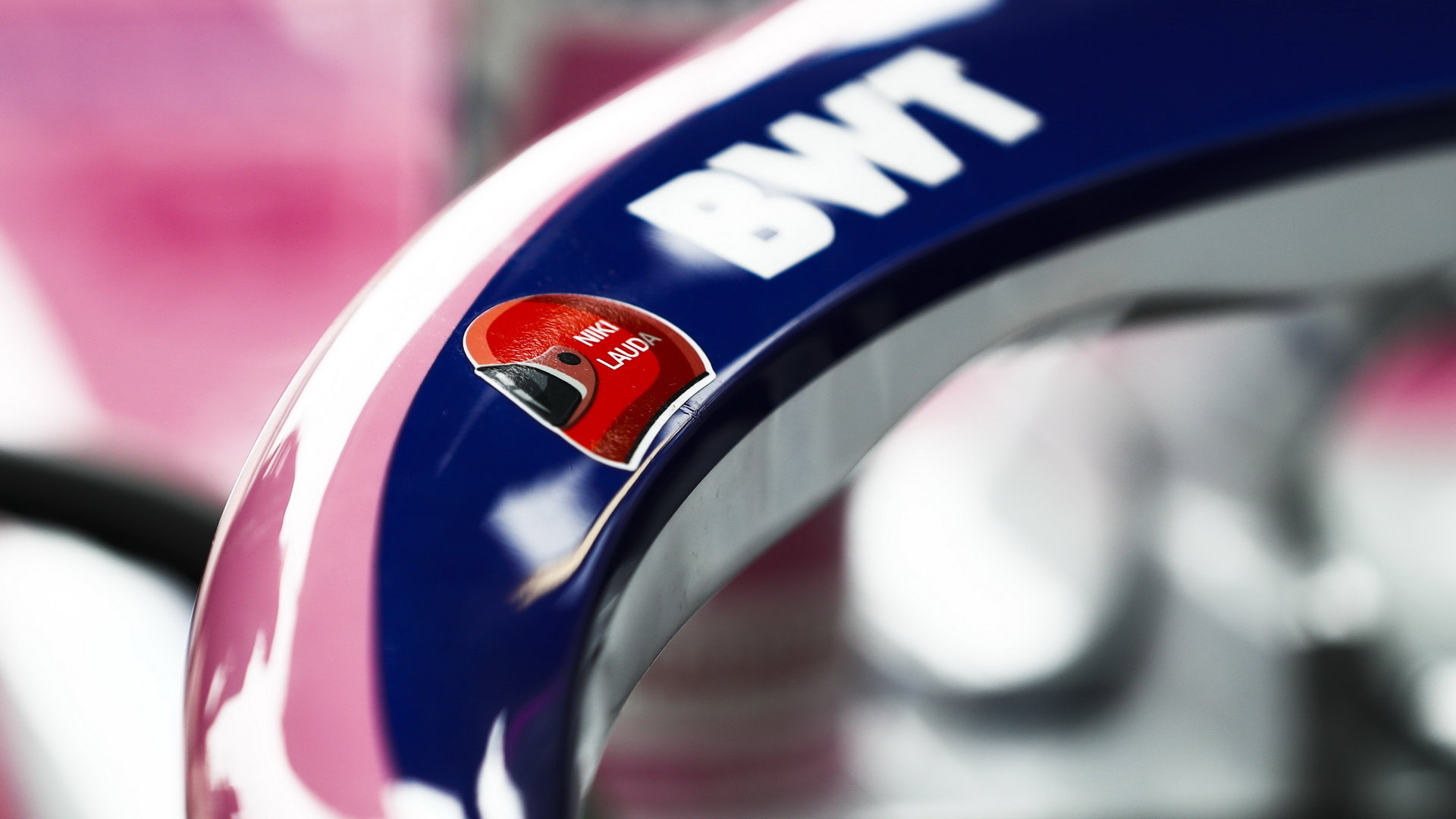 Vůz Racing Point se vzpomínkou na Nikiho Laude v tréninku v Monaku