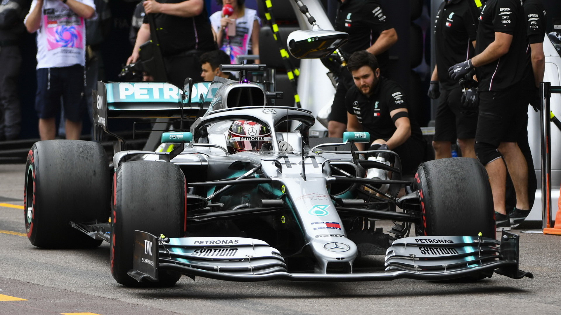 Mechanici Mercedesu stihli těsně před startem dát vůz Lewise Hamiltona dohromady
