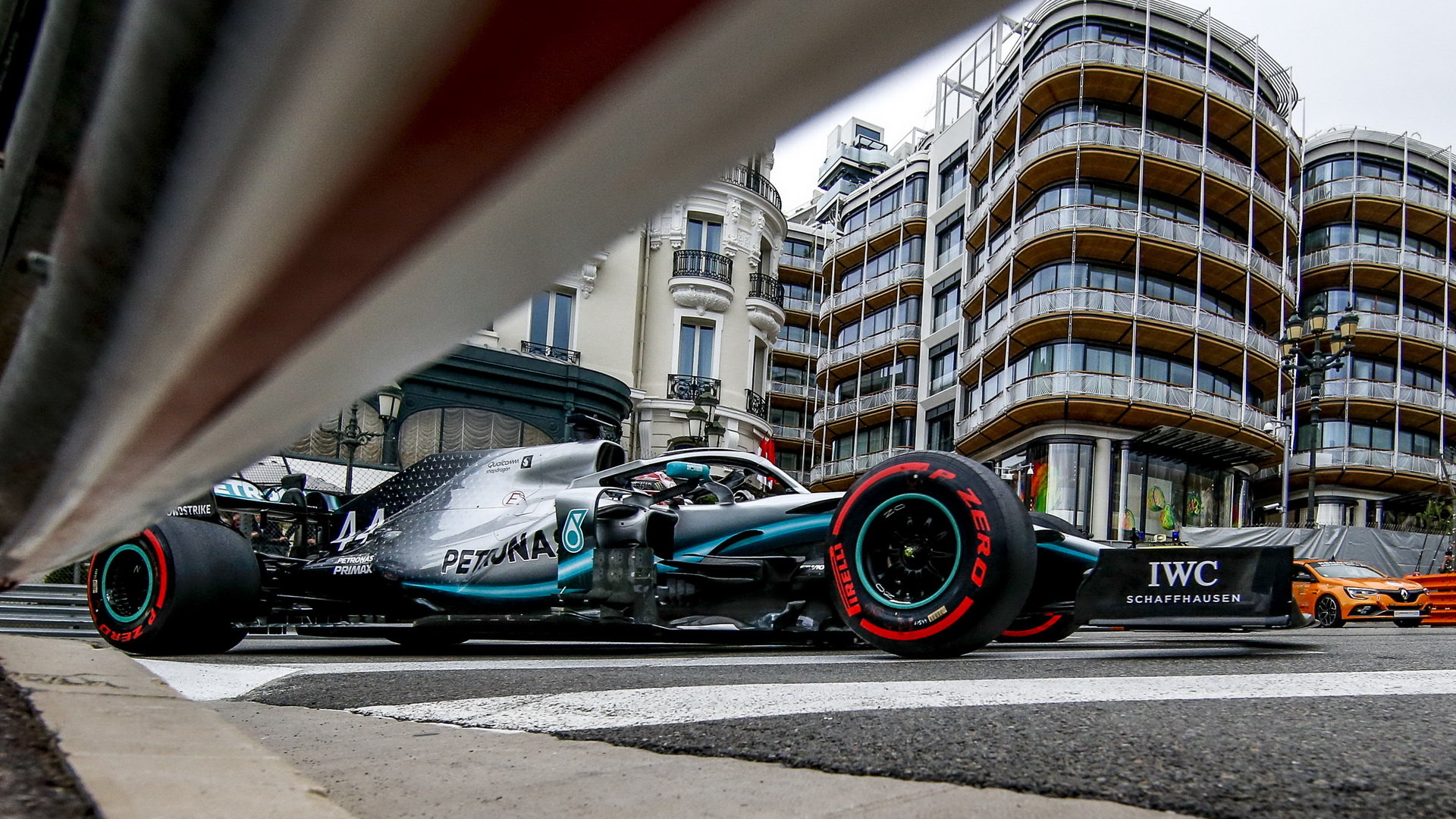 Lewis Hamilton v tréninku v Monaku