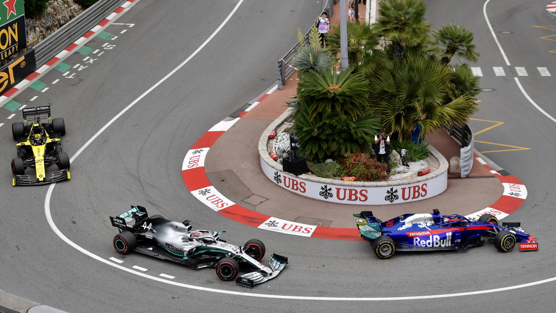 Daniil Kvjat a Lewis Hamilton v tréninku v Monaku