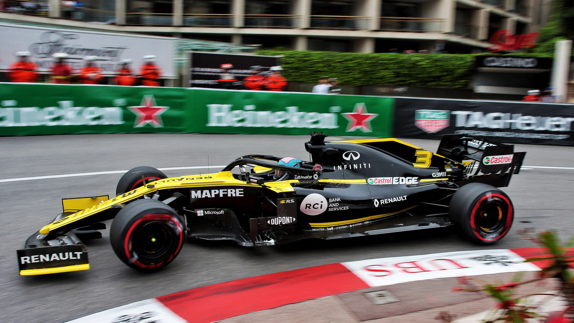Daniel Ricciardo v tréninku v Monaku