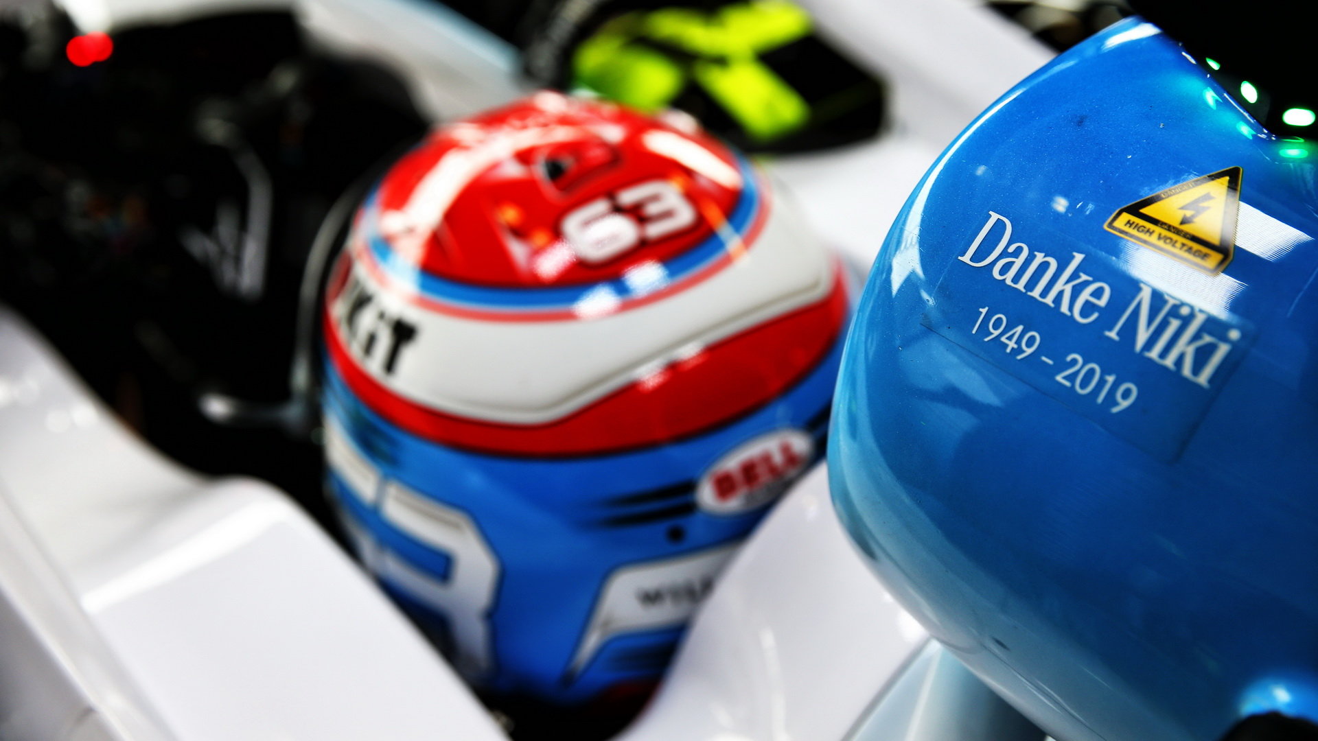 Vůz Williams se vzpomínkou na Nikiho Laude v tréninku v Monaku
