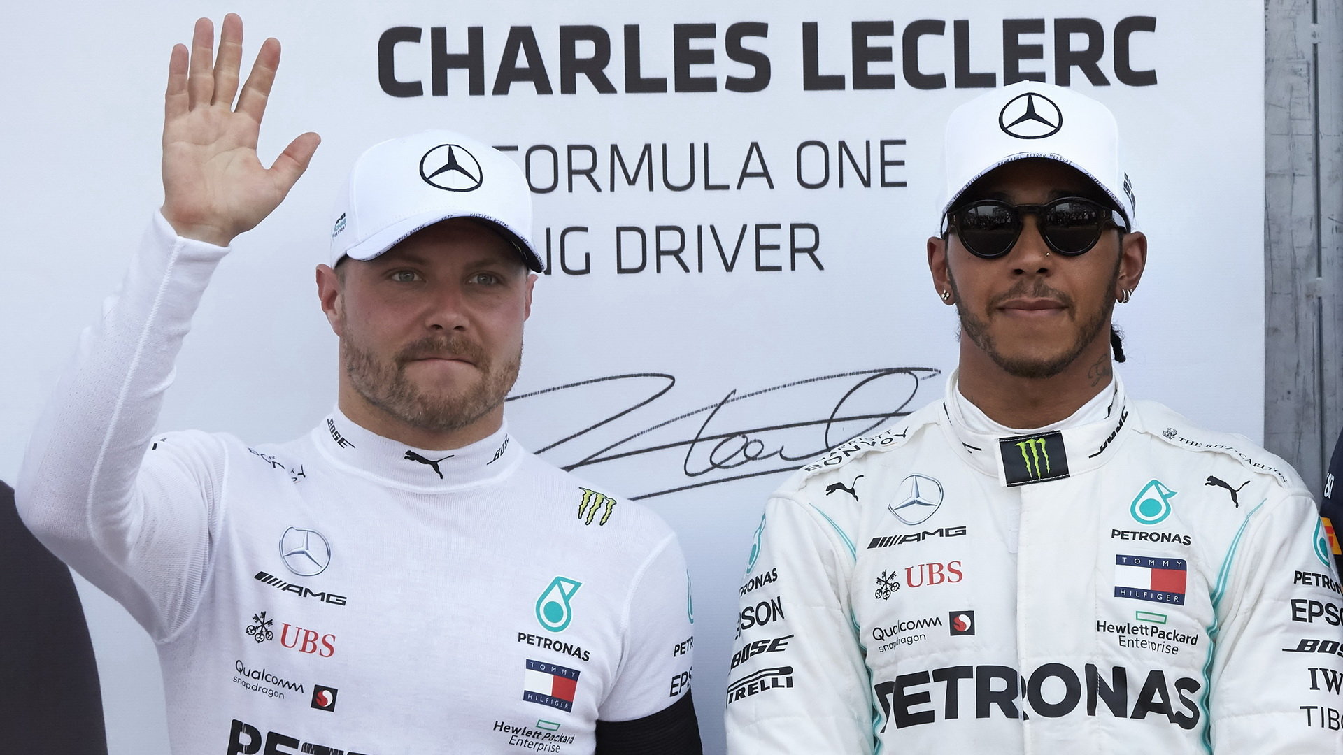 Valteri Bottas a Lewis Hamilton po úspěšné kvalifikaci v Monaku