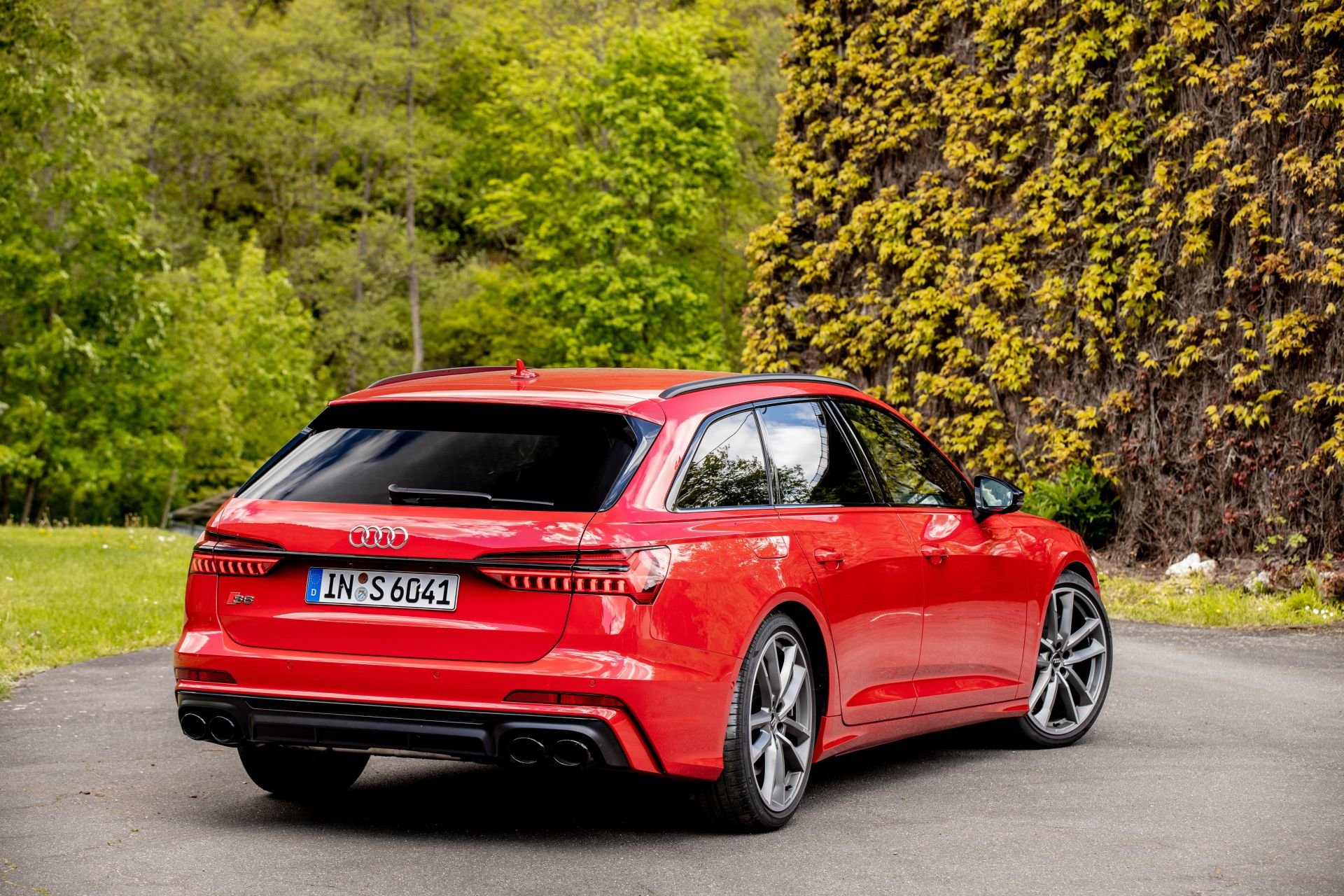 Modely Audi S TDI kombinují vysokou úroveň agility, spontánní nárůst výkonu a mohutnou hnací sílu v jakékoli jízdní situaci s nízkou spotřebou paliva a dlouhým dojezdem