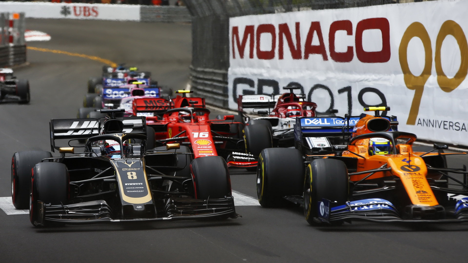 Romain Grosjean a Lando Norris po startu závodu v Monaku