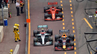 Max Verstappen, Valtteri Bottas a Sebastian Vettel v závodě v Monaku