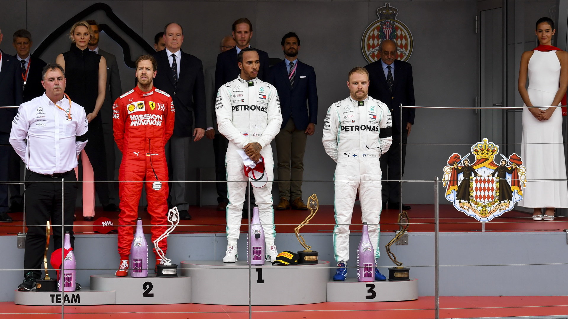Lewis Hamilton, Valtteri Bottas a Sebastian Vettel na pódiu po závodě v Monaku