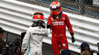 Lewis Hamilton a Sebastian Vettel po závodě v Monaku
