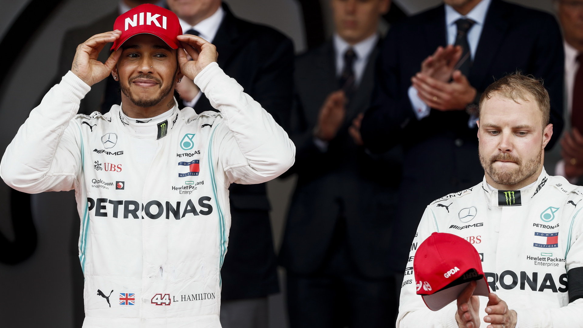 Lewis Hamilton a Valtteri Bottas na pódiu po závodě v Monaku
