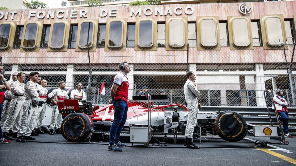 Tým Alfa Romeo před závodem v Monaku