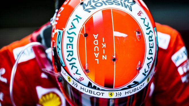 Přilba Sebastiana Vettela před závodem v Monaku