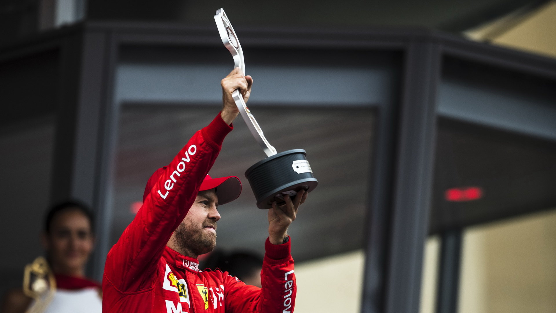 Sebastian Vettel se svou trofejí po závodě v Monaku