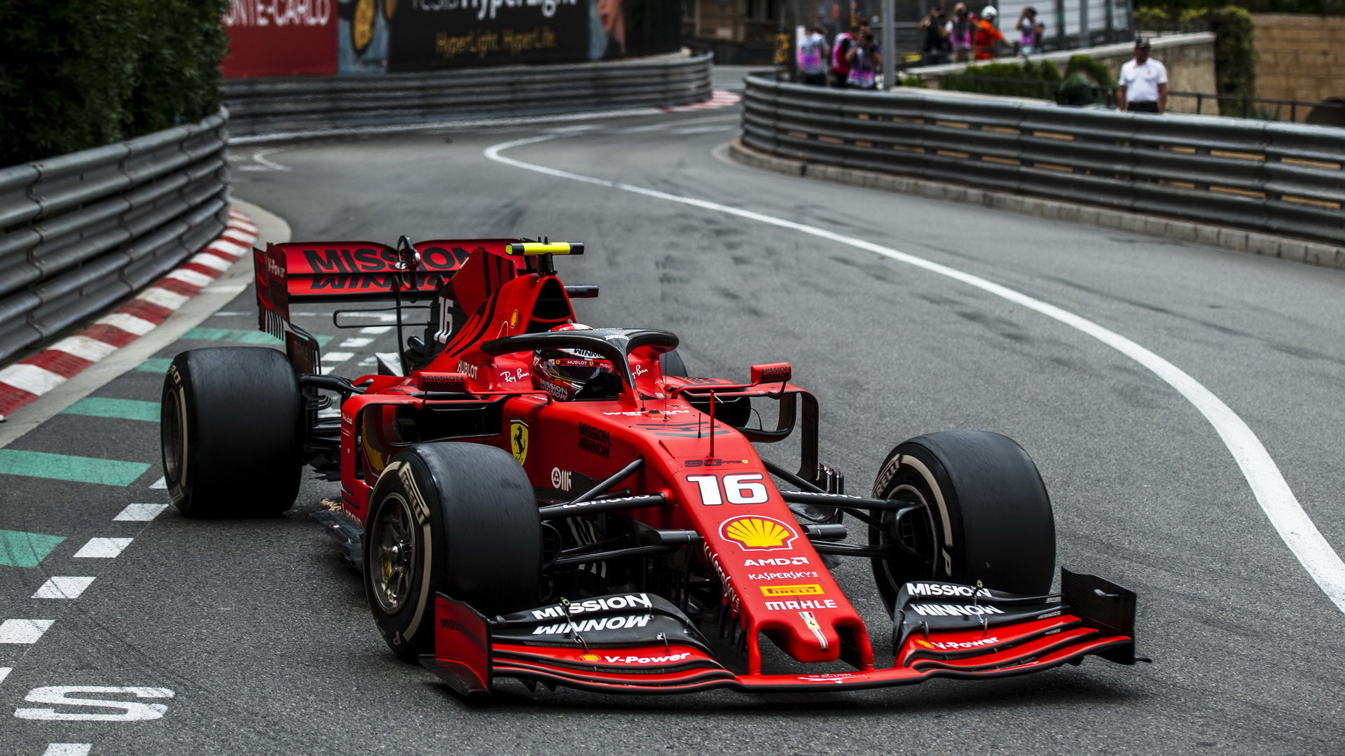 Charles Leclerc ve Velké ceně Monaka musel po startu z hloubi pole riskovat, závod po chybě nedokončil