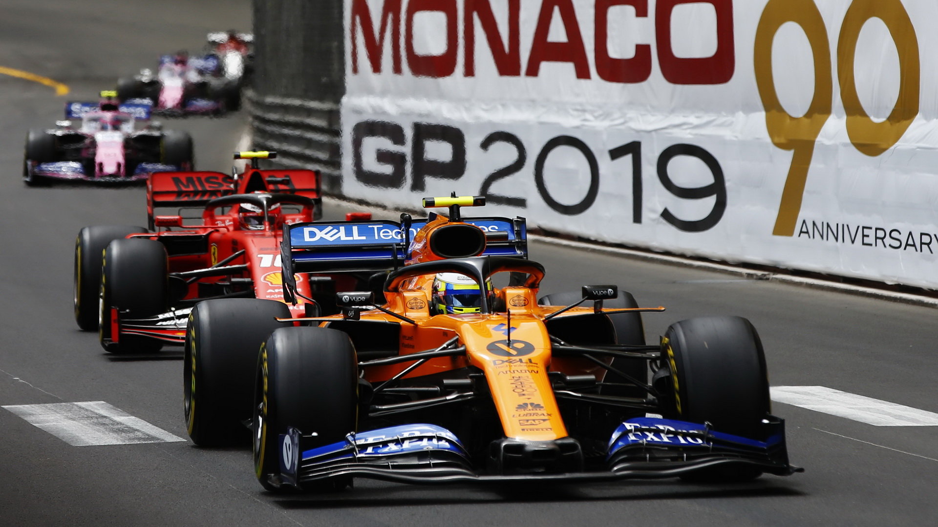 Lando Norris s McLarenem stíhaný rudým vozem Charlese Leclerca v Monaku