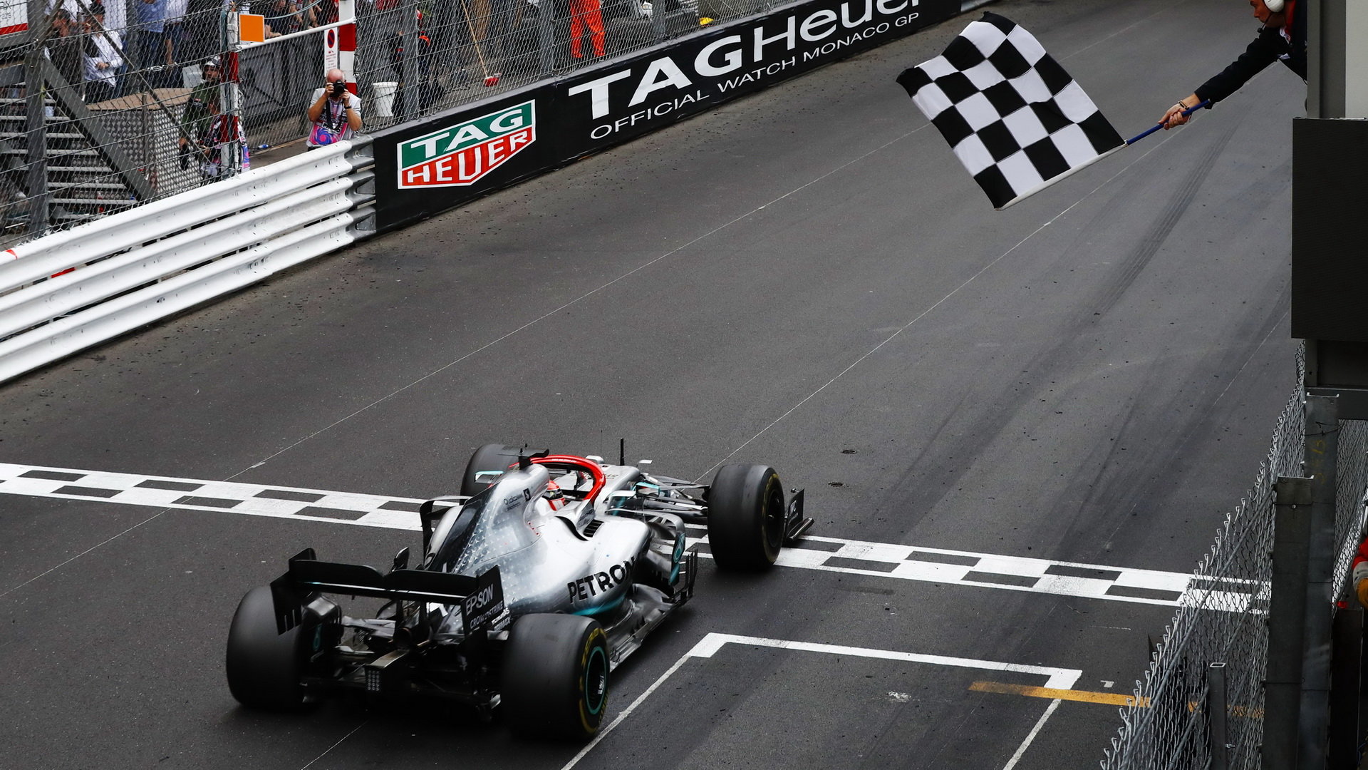 Lewis Hamilton v cíli závodu v Monaku
