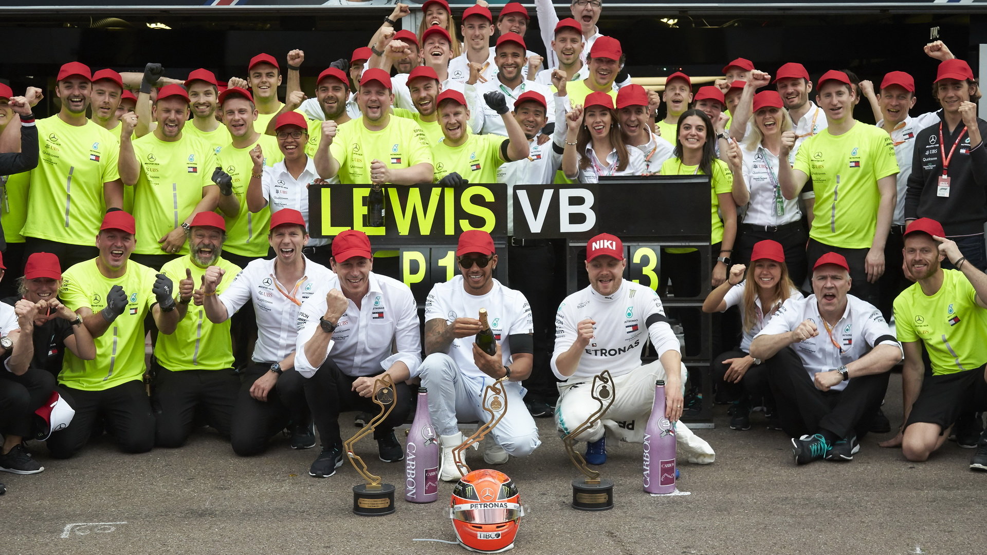 Tým Mercedes slaví vítězství po závodě v Monaku