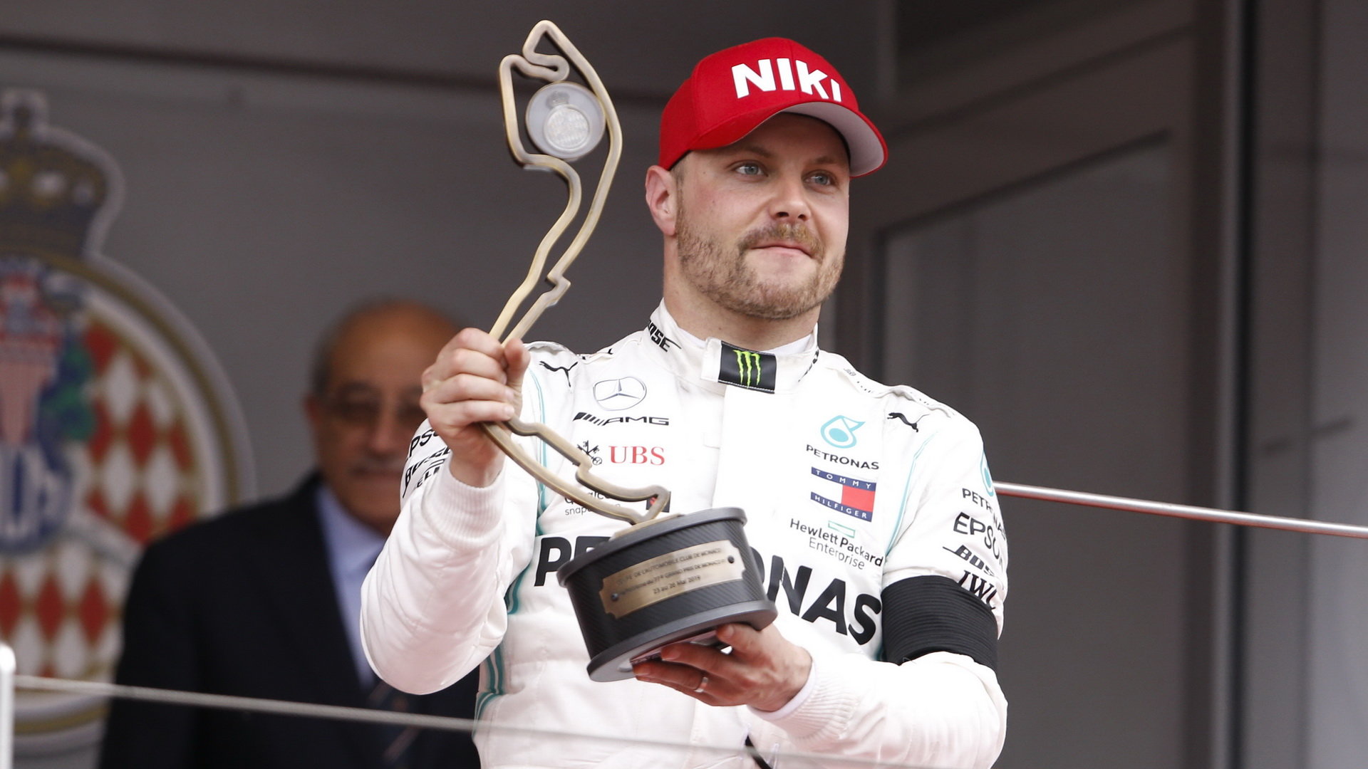Valtteri Bottas se svou trofejí po závodě v Monaku