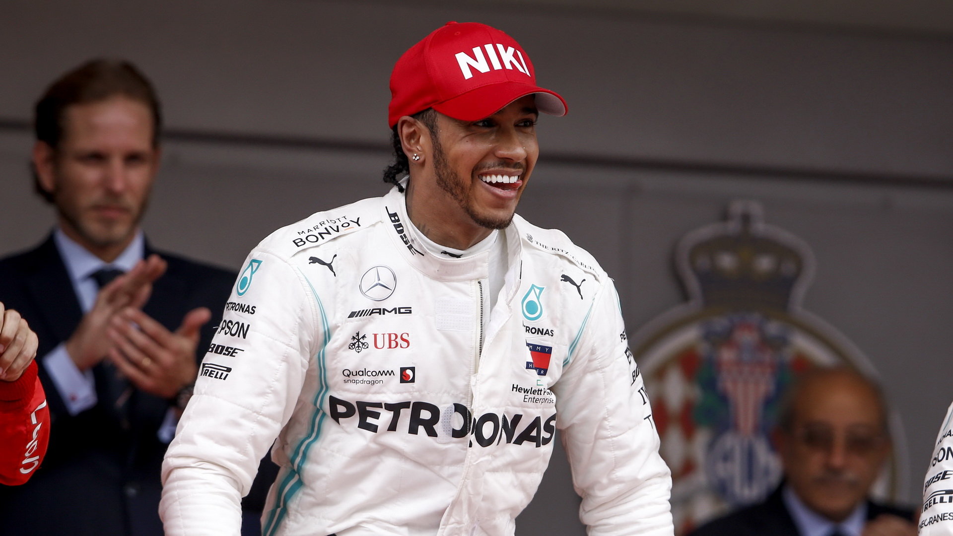 Lewis Hamilton slaví vítězství v závodě v Monaku