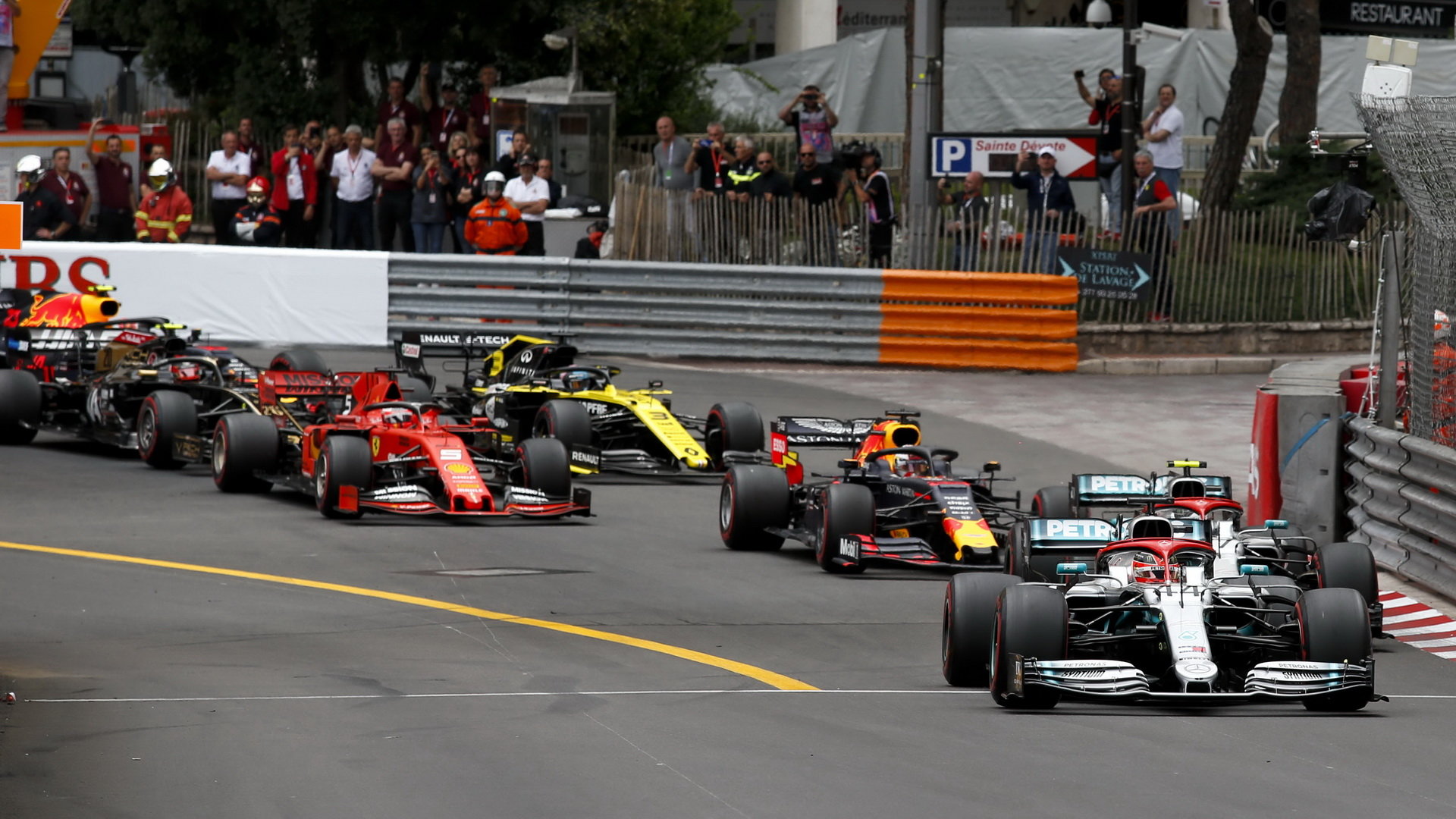 Lewis Hamilton a Valtteri Bottas při startu závodu v Monaku