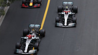 Lewis Hamilton a Valtteri Bottas v závodě v Monaku