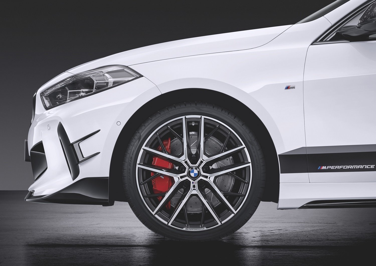 V okamžiku, kdy nové BMW řady 1 vstoupí na trh, bude pro něj k dispozici i rozsáhlá nabídka exkluzivních dílů M Performance Parts, zaměřená na optické zvýraznění sportovního charakteru, stejně jako dynamického potenciálu