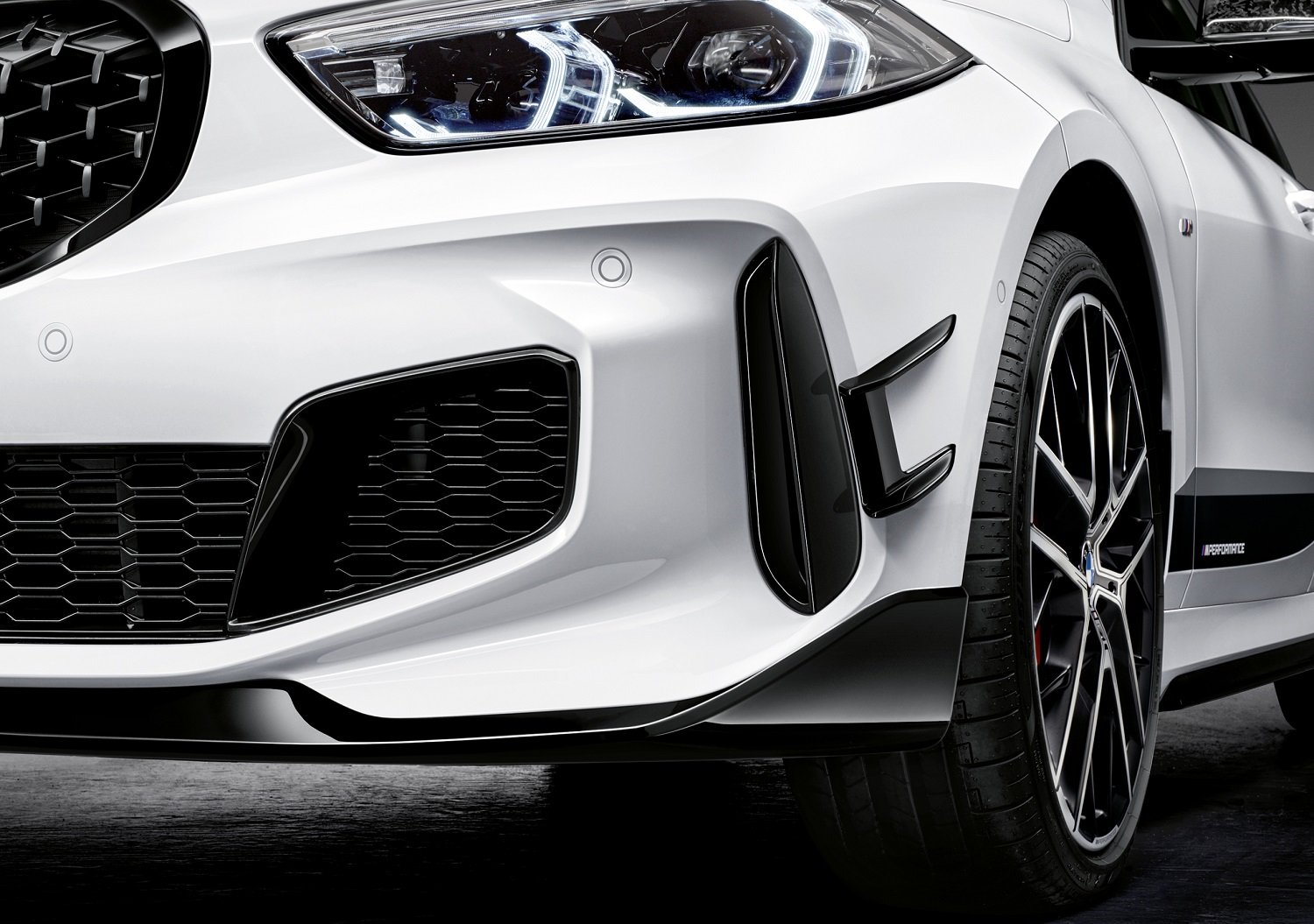 V okamžiku, kdy nové BMW řady 1 vstoupí na trh, bude pro něj k dispozici i rozsáhlá nabídka exkluzivních dílů M Performance Parts, zaměřená na optické zvýraznění sportovního charakteru, stejně jako dynamického potenciálu