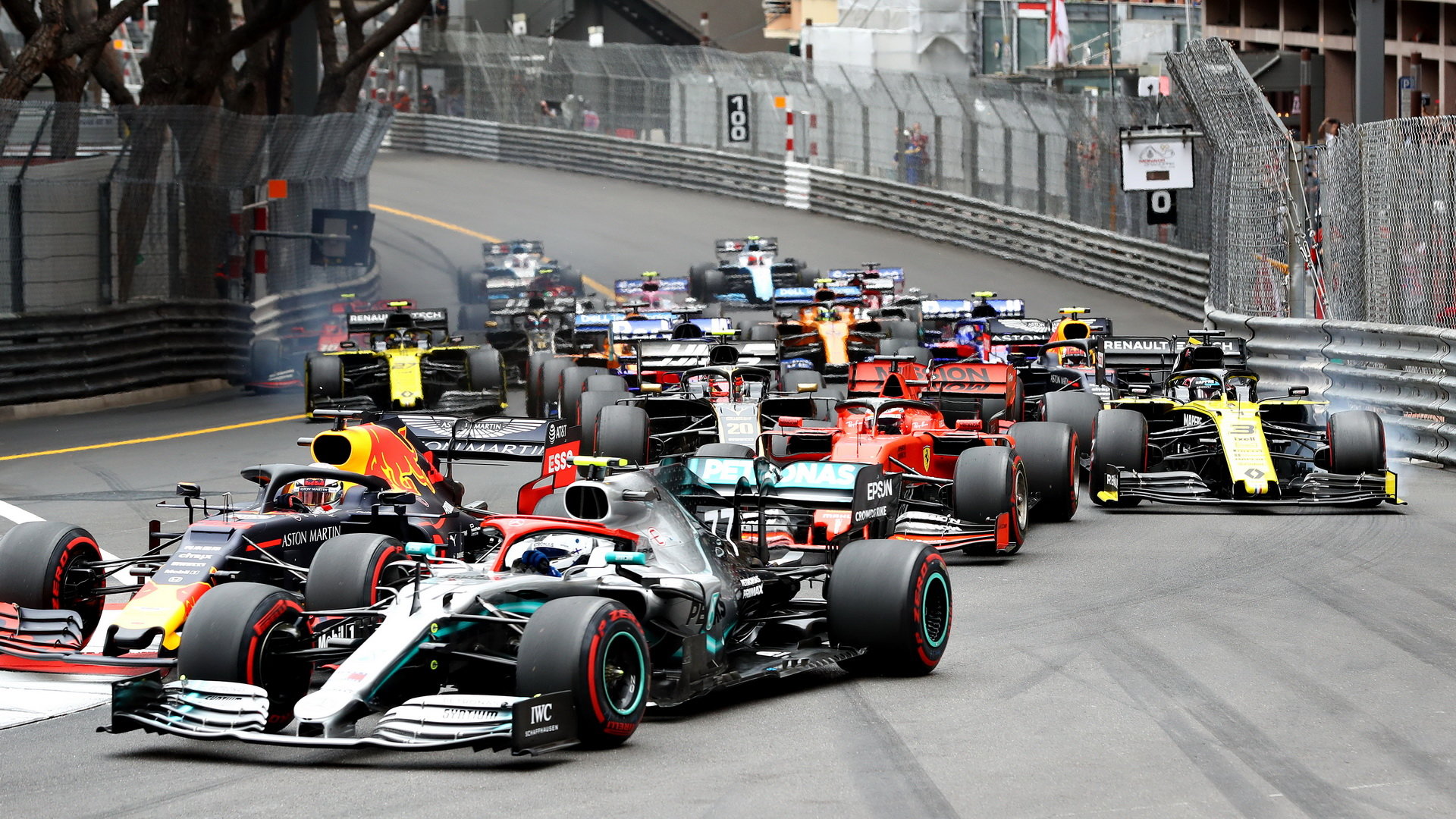 Max Verstappen a Lewis Hamilton při závodu v Monaku