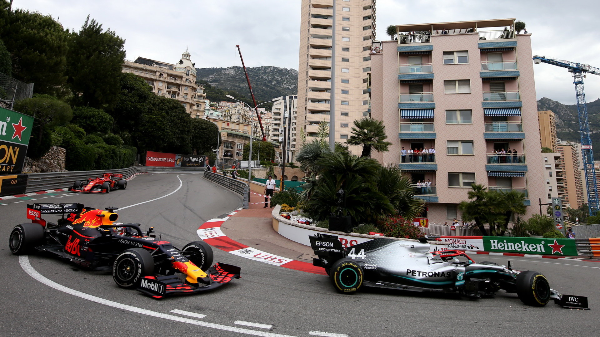 Lewis Hamilton a Max Verstappen v závodě v Monaku