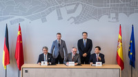 Popisek k foto: Na snímku zleva: předseda představenstva společnosti SEAT Luca de Meo, CEO Volkswagen Group Dr. Herbert Diess, CEO Volkswagen Group China Dr. Stephan Wöllenstein, guvernér provincie Anhui Li Jinbin, a předseda představenstva JAC An Jin