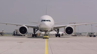Elektrické MINI nemělo problém ani s odtažením nákladního letadla Boeing 777