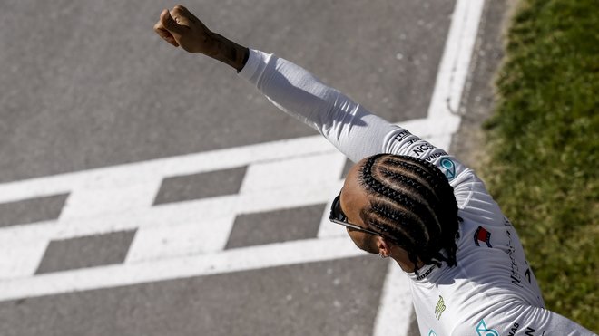 Lewis Hamilton má na kontě vítězství, které ho asi příliš těšit nebude